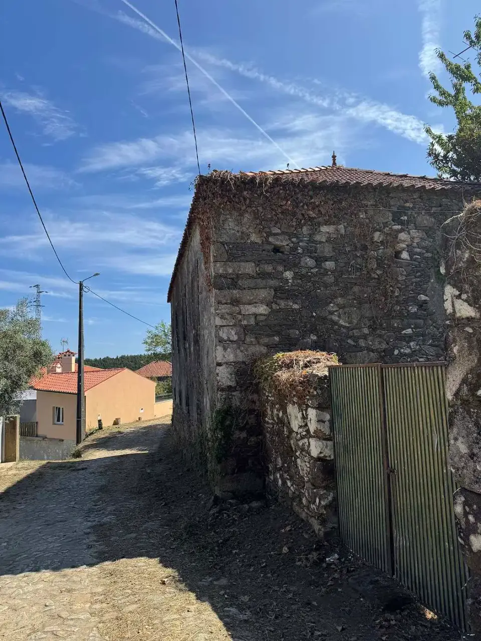 Casa antigua de piedra en una calle de pueblo