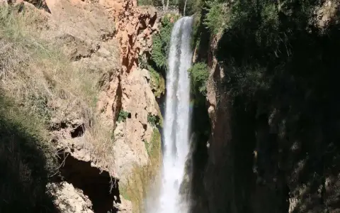 Cascada entre las rocas del Monasterio de Piedra