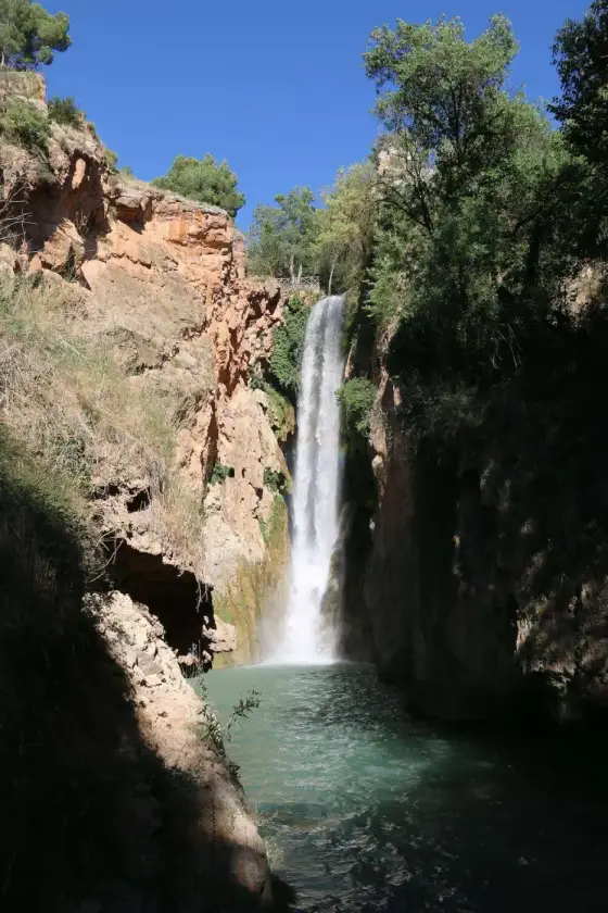 Cascada entre las rocas del Monasterio de Piedra
