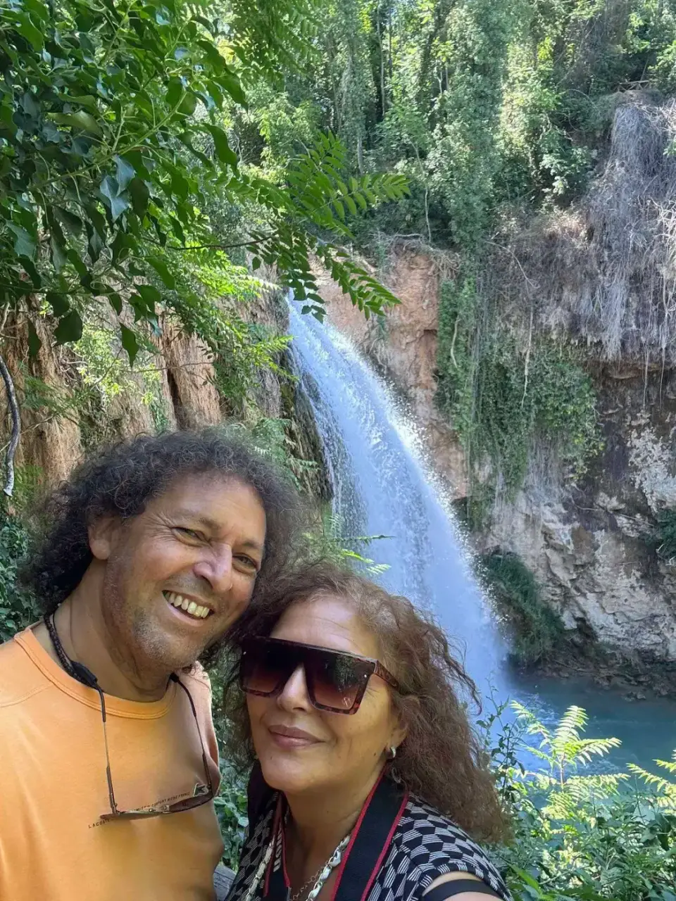 Selfie de Jorge y Paola frente a una cascada