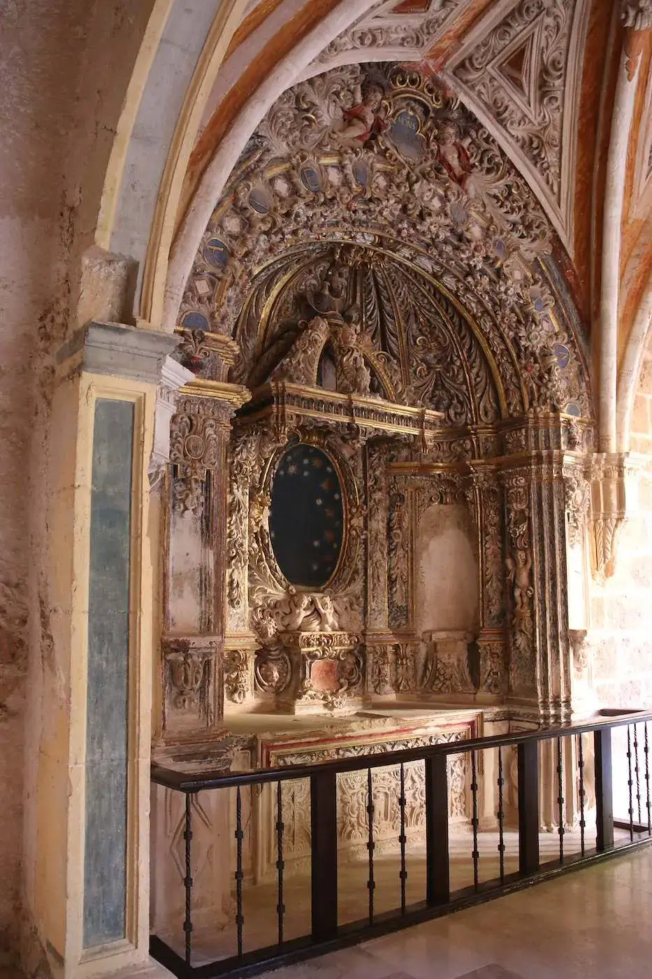 Capilla con retablo de piedra tallada en el monasterio