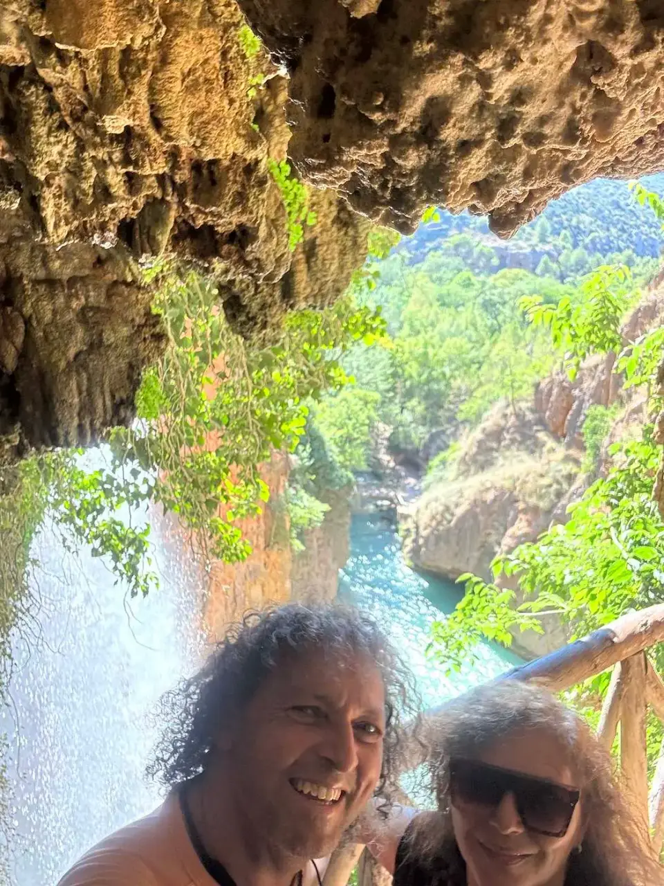 Jorge y Paola dentro de una gruta junto a la cascada