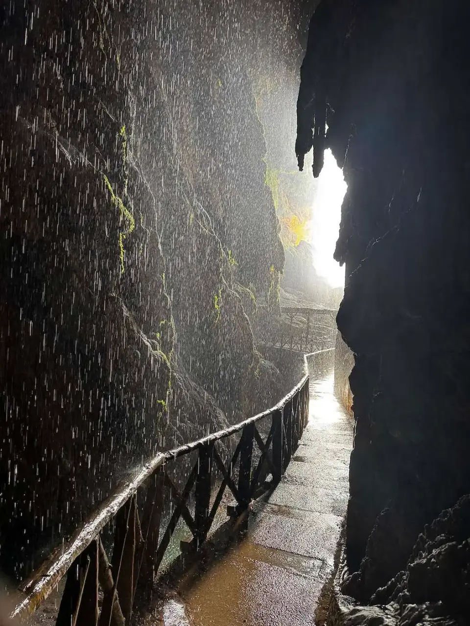 Pasarela dentro de una gruta bajo una cortina de agua