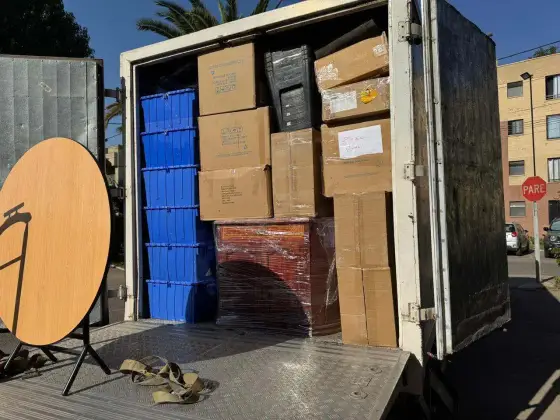 Camión cargado con las cajas de la mudanza