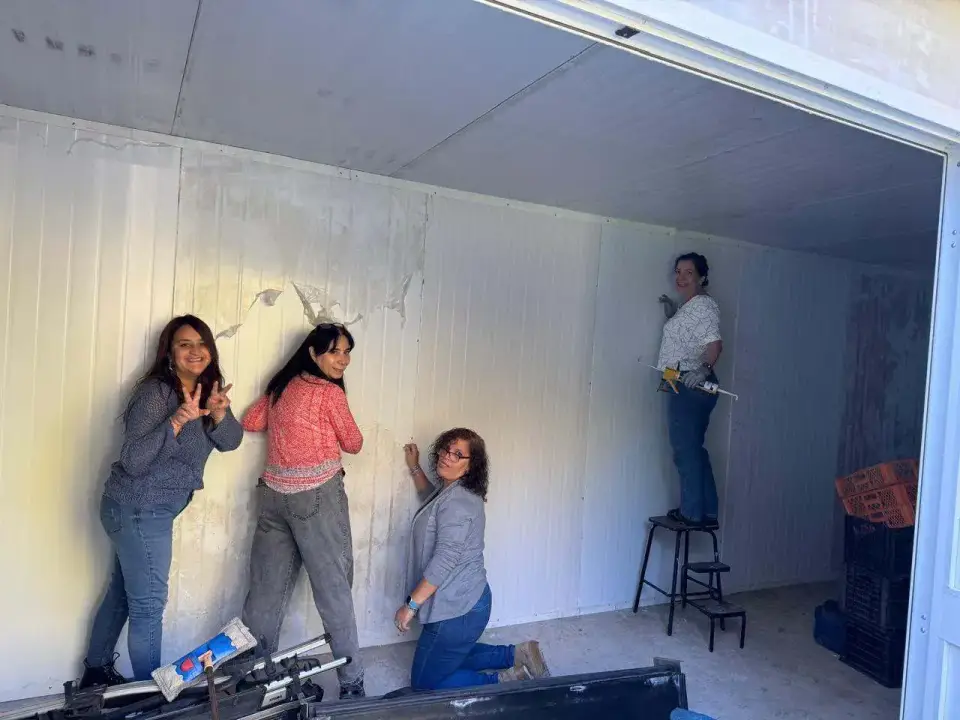 La familia pintando la bodega