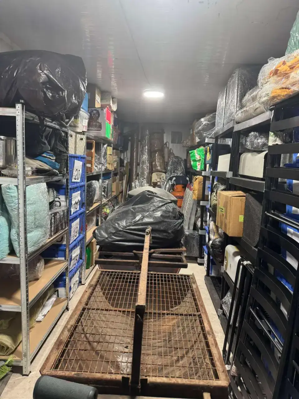 La bodega terminada, con repisas y cajas