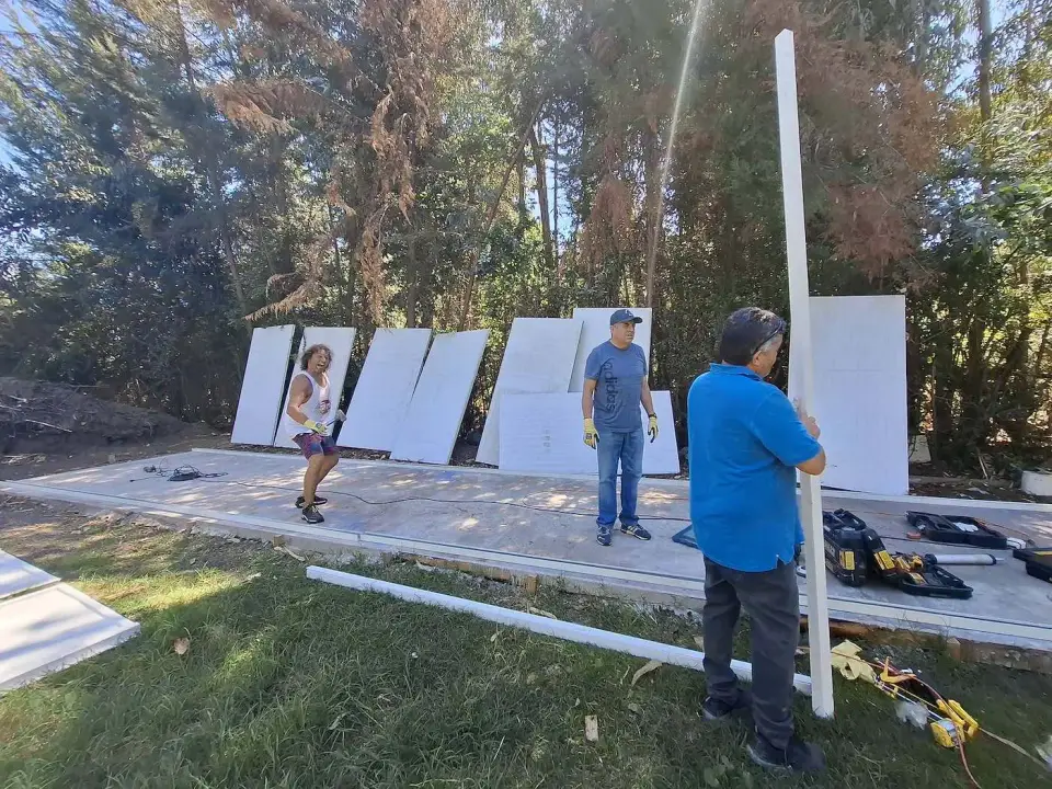 Paneles blancos en el jardín, listos para armar la bodega