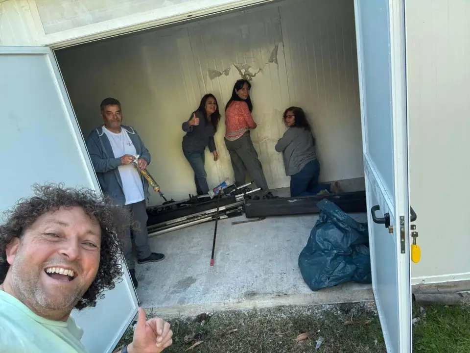 Jorge y amigos dentro de la bodega recién armada