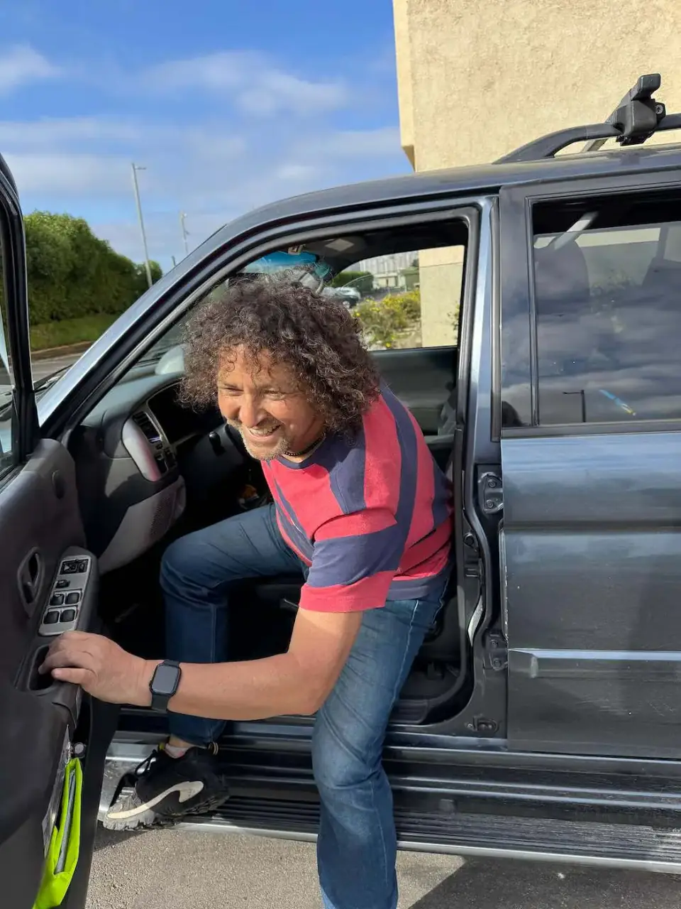 Jorge sonriente bajando de una camioneta