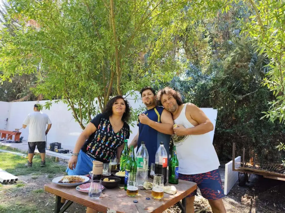 Amigos compartiendo en el jardín durante la construcción de la bodega