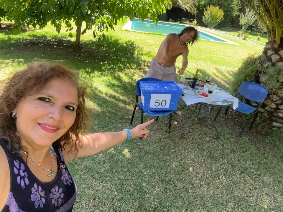 Selfie de Paola en el jardín durante los días de mudanza
