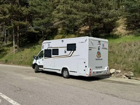 La autocaravana estacionada en un camino de montaña
