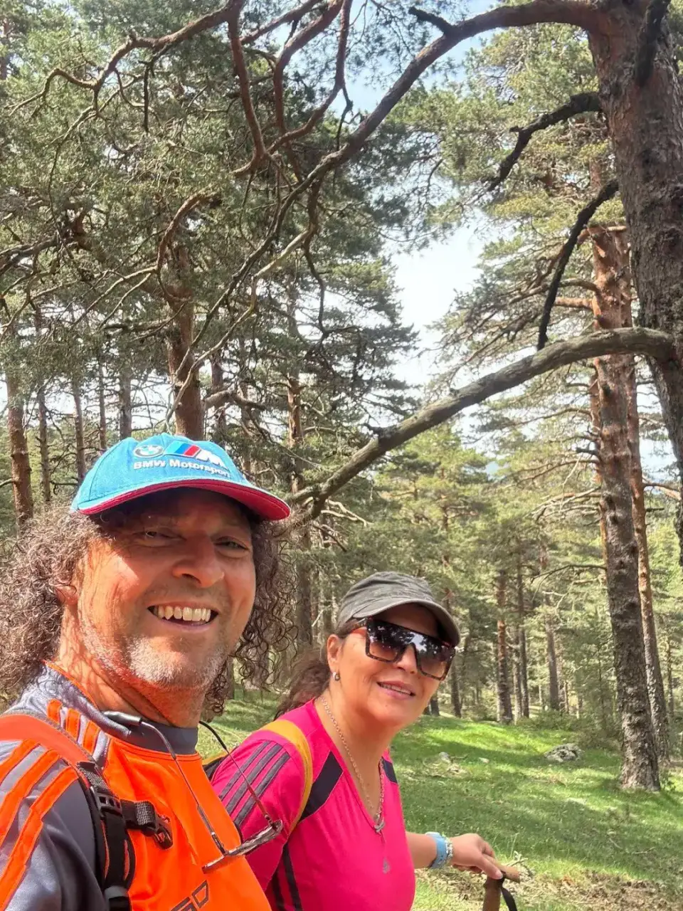 Selfie de Jorge y Paola caminando entre pinos
