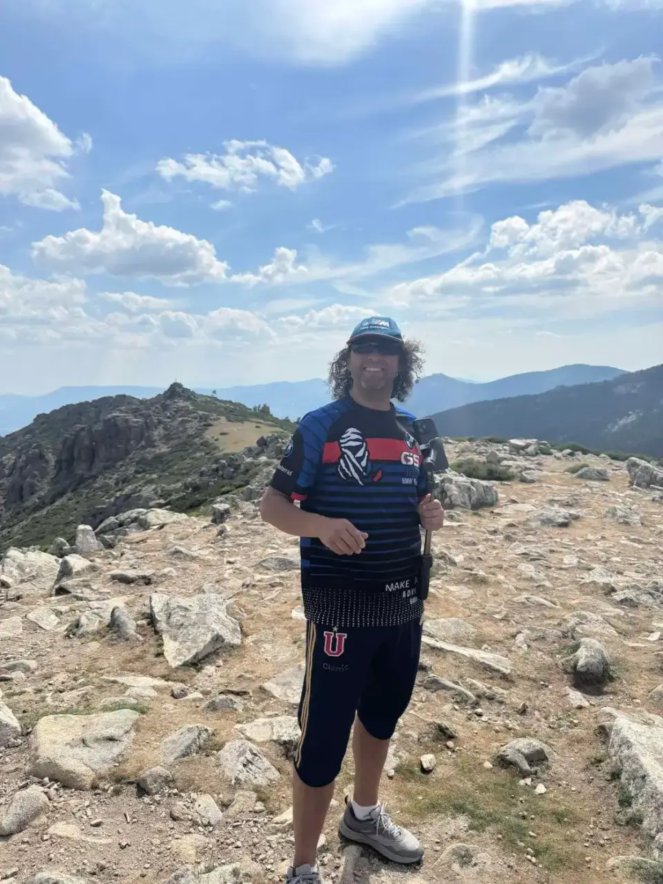 Jorge en la cumbre sobre las rocas