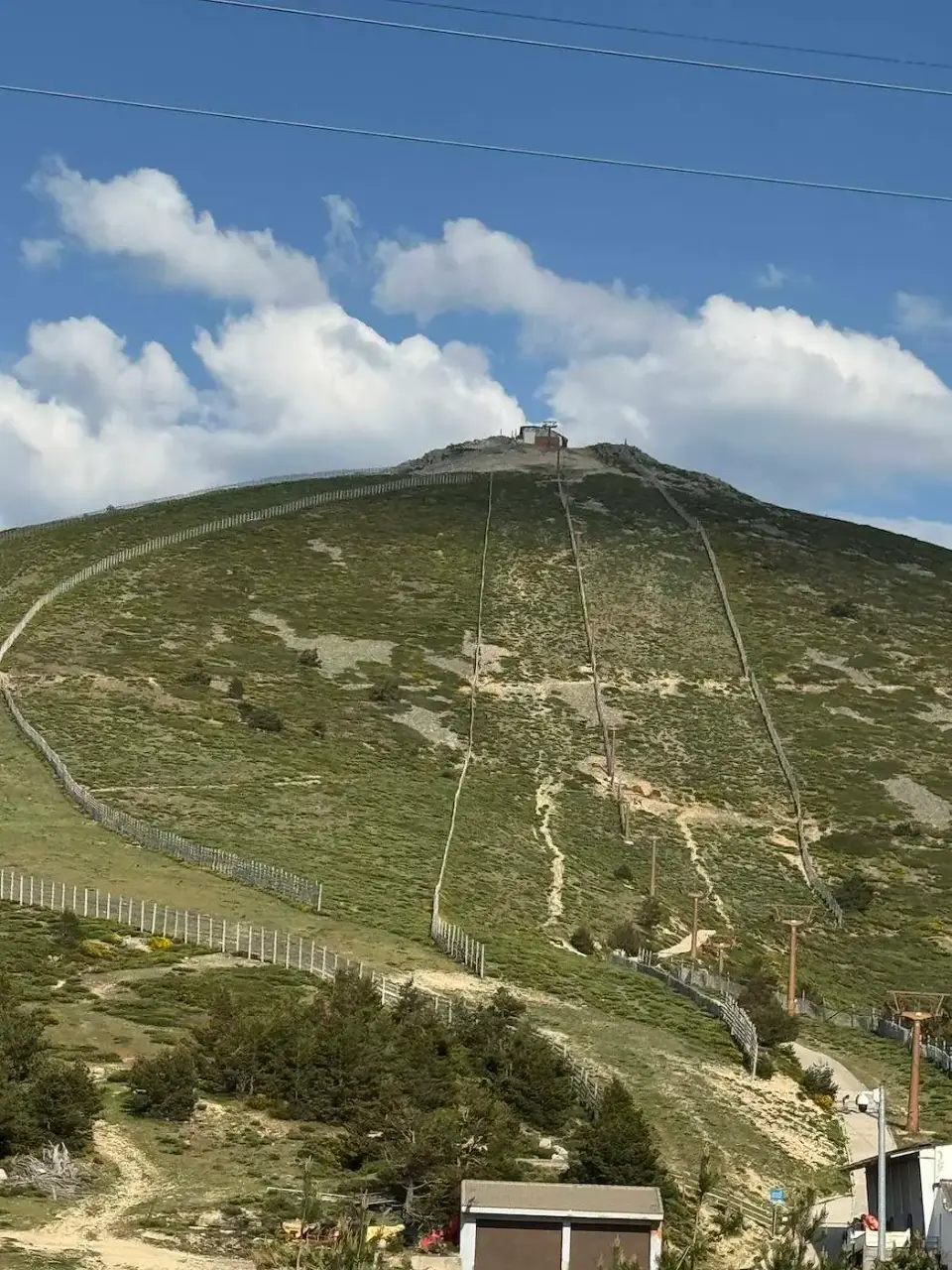 Ladera verde de la montaña con caminos que suben a la cumbre