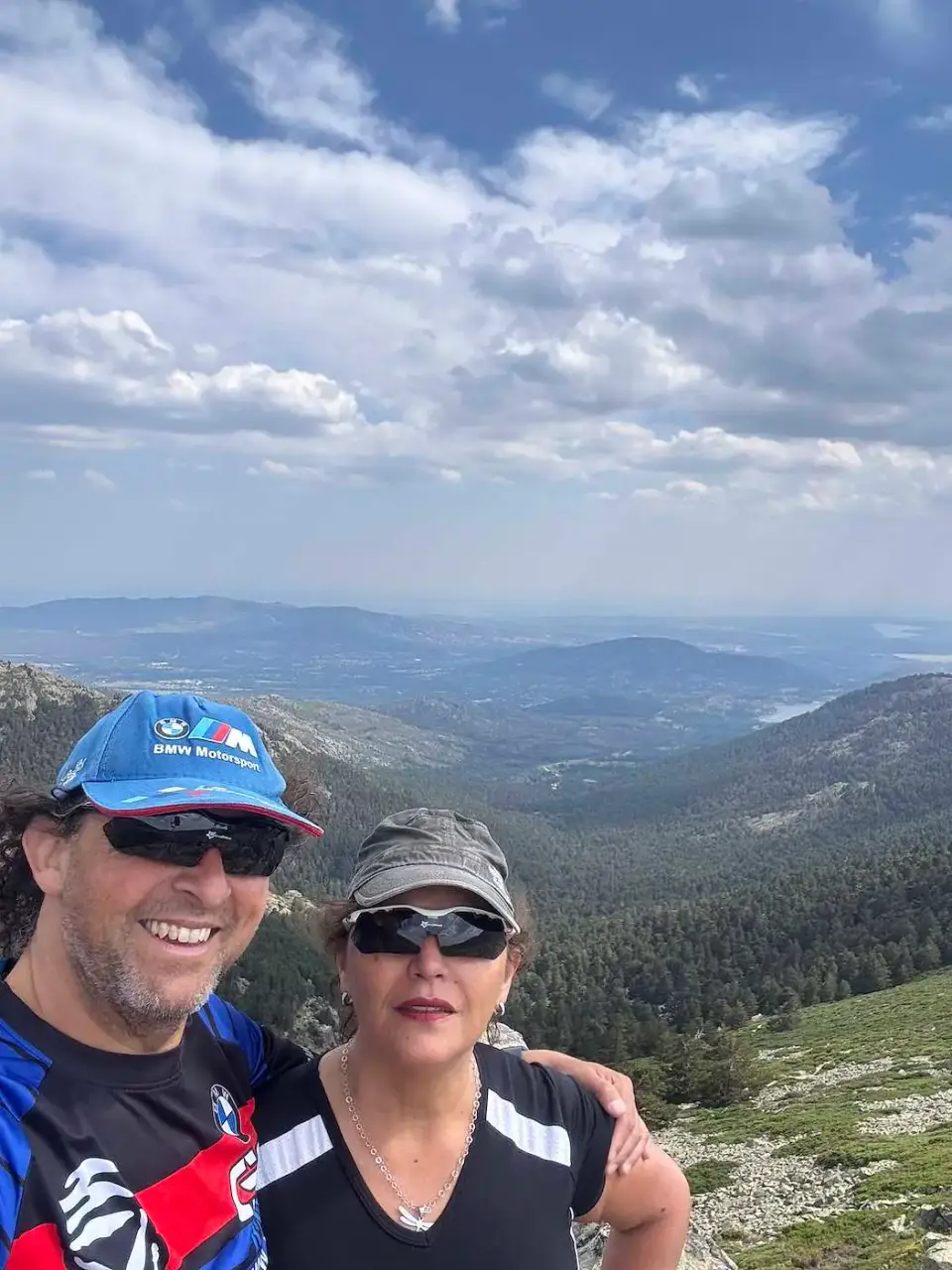 Jorge y Paola en la cumbre, con los valles de fondo