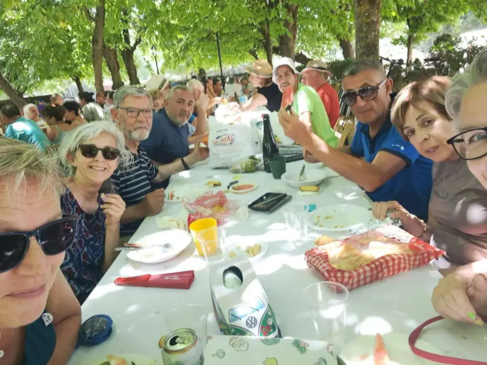 Comida al aire libre con otros autocaravanistas