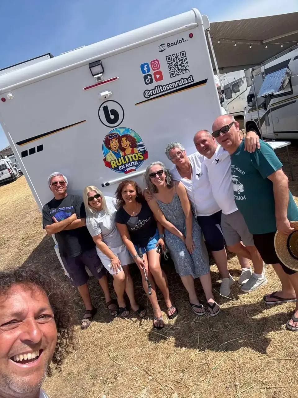 Grupo de amigos frente a las autocaravanas
