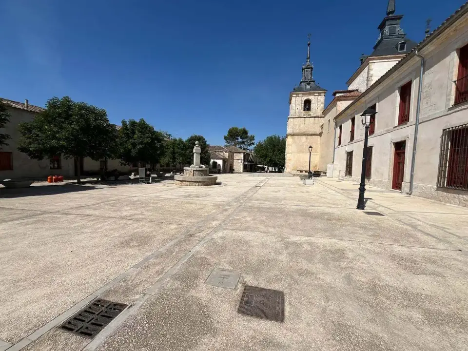 Plaza de Nuevo Baztán con el palacio y la torre de iglesia