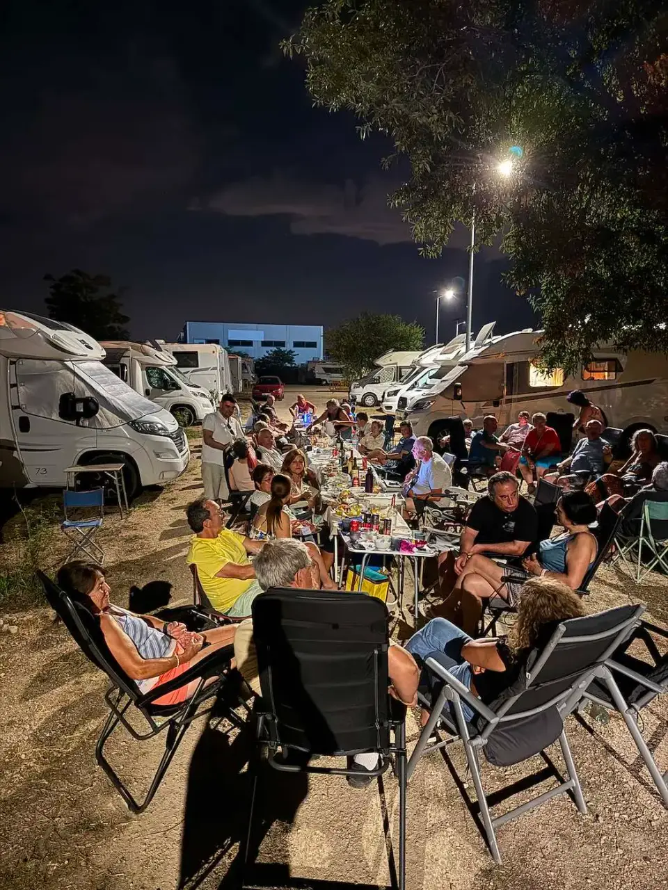 Noche de convivencia entre autocaravanas durante el encuentro