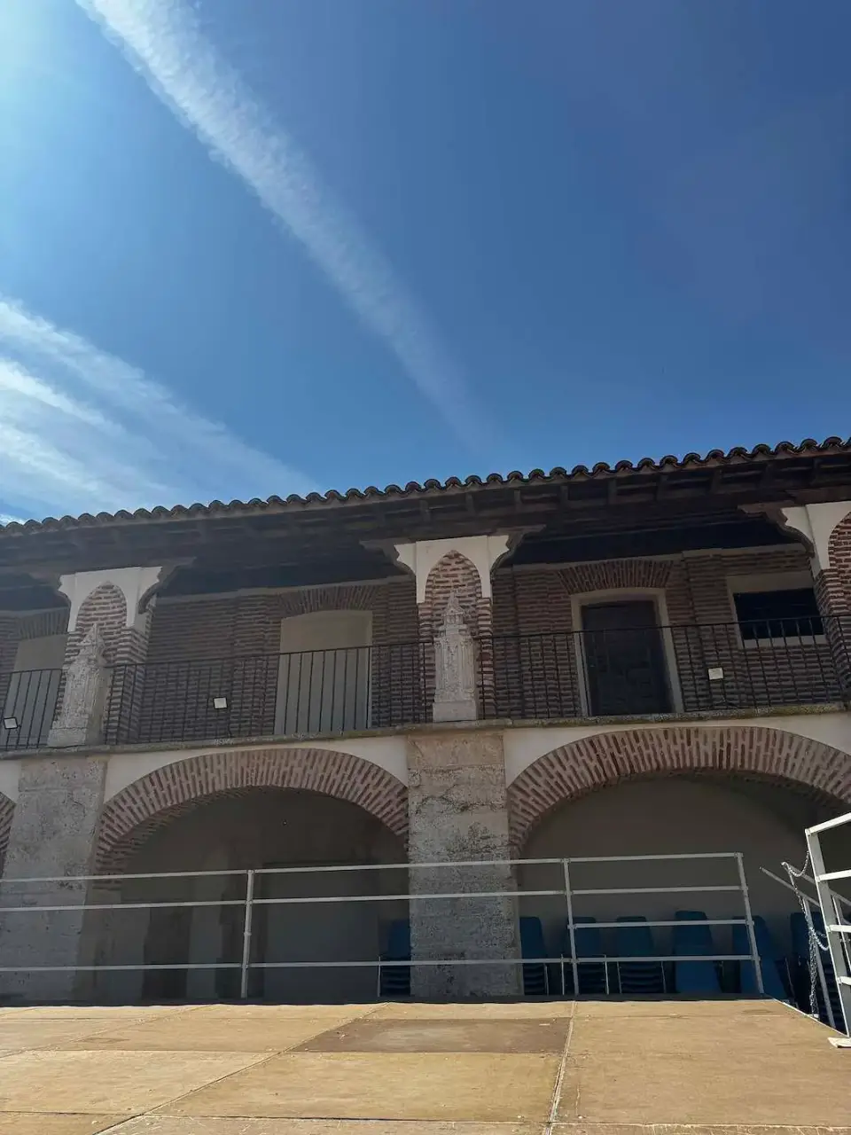 Edificio con arcadas de piedra en Nuevo Baztán