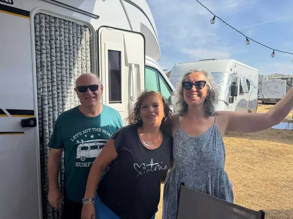 Paola con amigos junto a una autocaravana