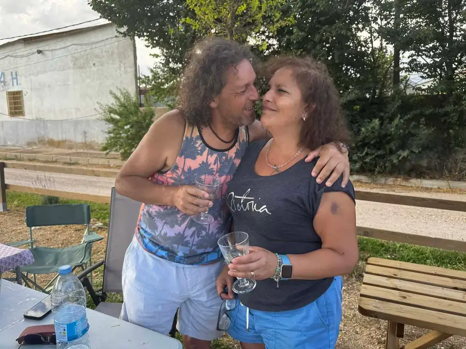Jorge besa a Paola en la mejilla durante el encuentro