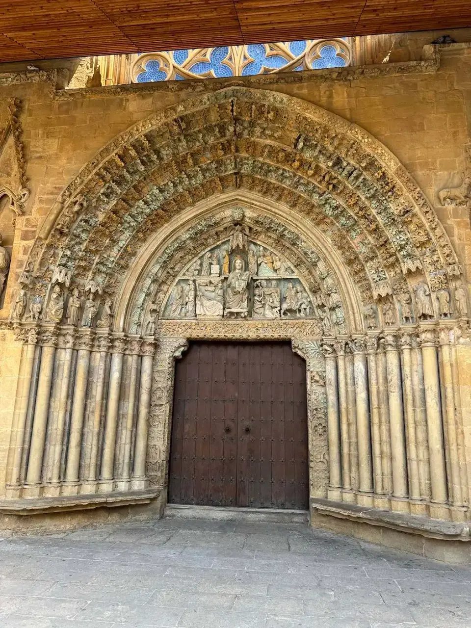 Portada gótica esculpida de una iglesia de Olite