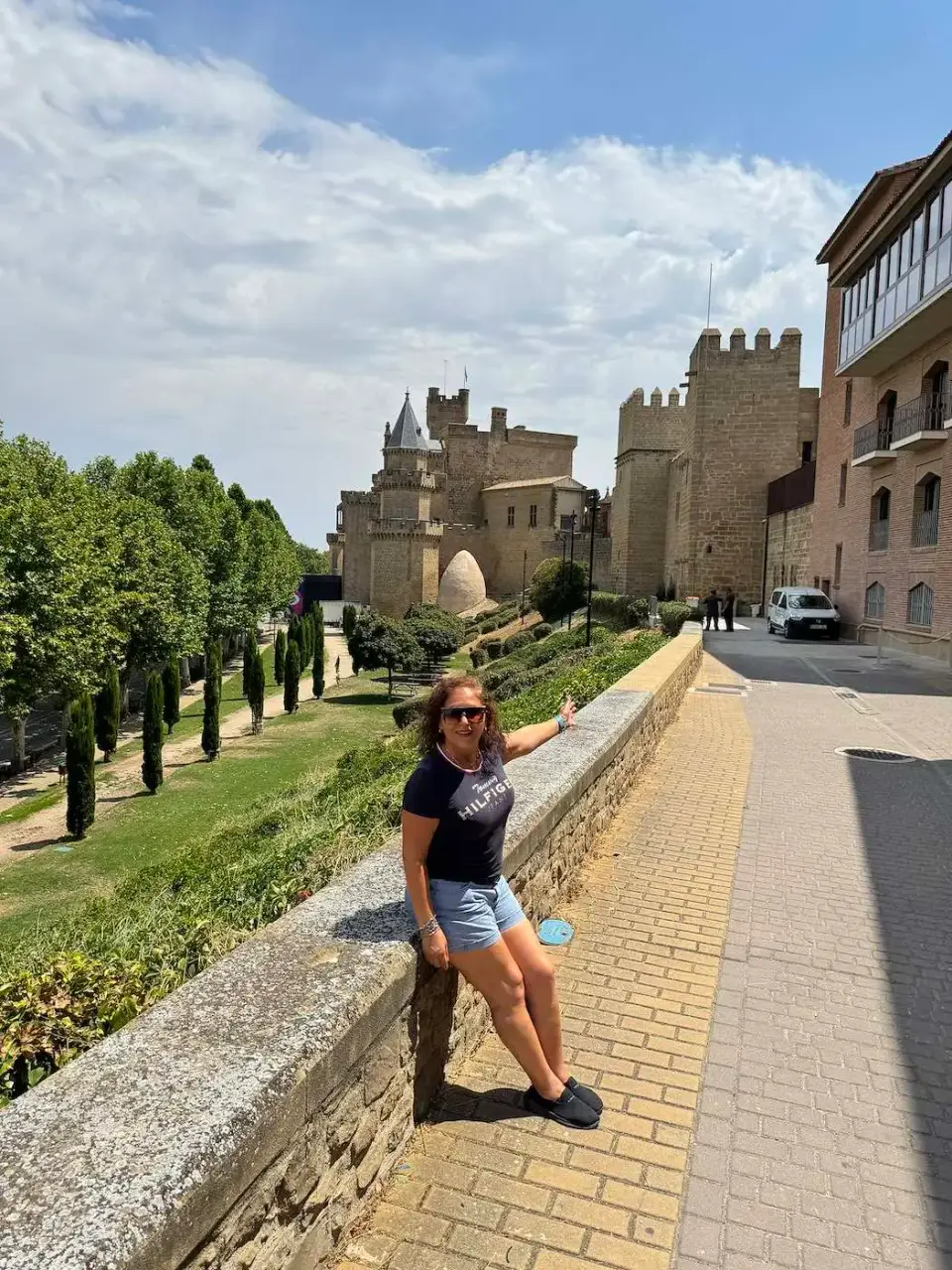 Paola en el paseo junto al Palacio Real de Olite
