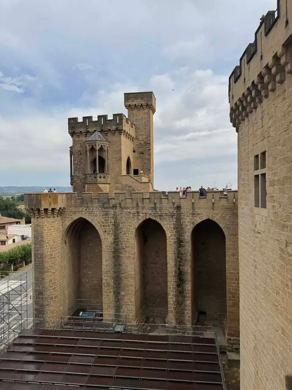 Arcos góticos y torre almenada dentro del Palacio Real de Olite