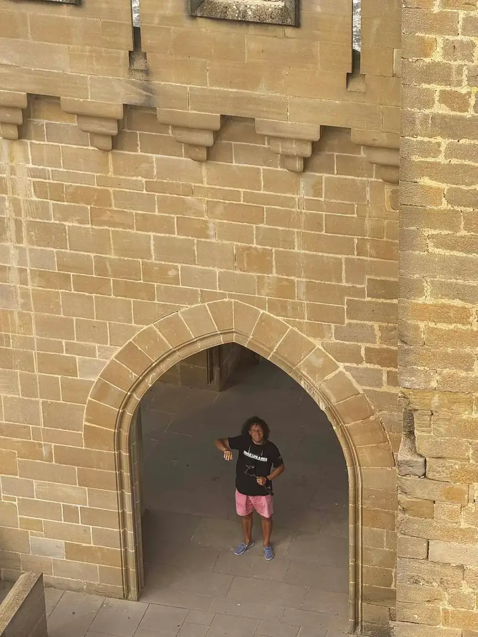 Arco gótico de acceso en los muros del Palacio Real