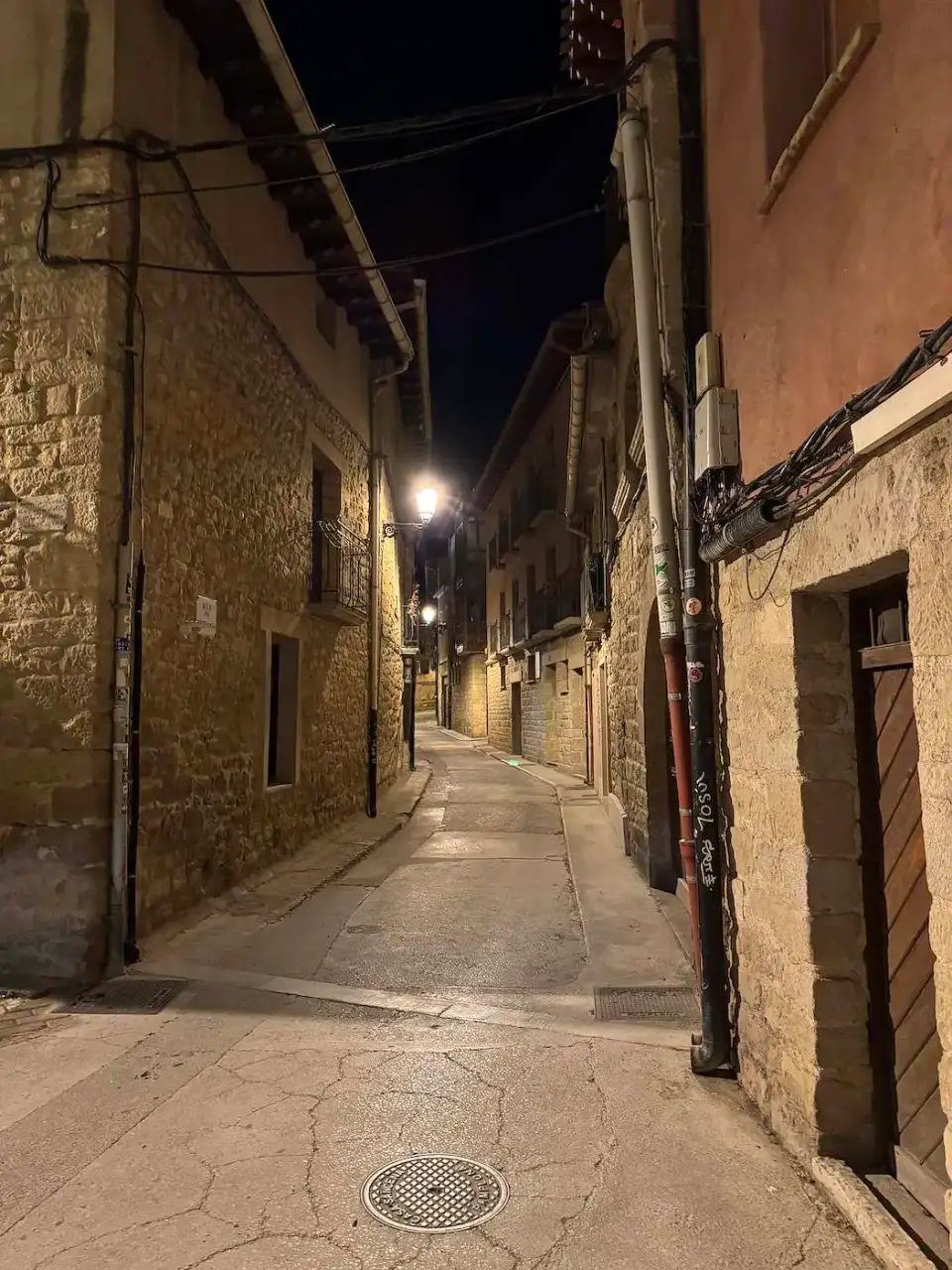 Calle de piedra de Olite iluminada por farolas de noche
