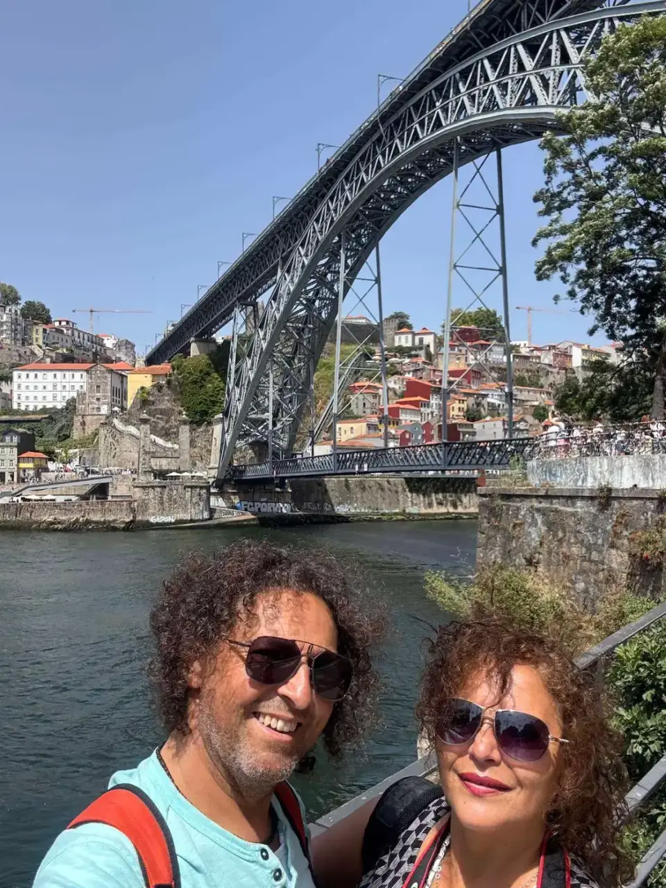 Selfie de Jorge y Paola bajo el puente Don Luis I