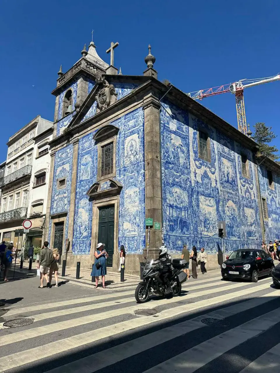 Iglesia revestida de azulejos azules en una calle de Oporto