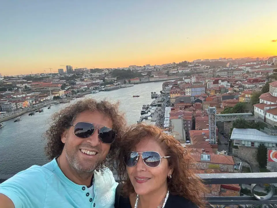 Jorge y Paola al atardecer con Oporto y el Duero detrás