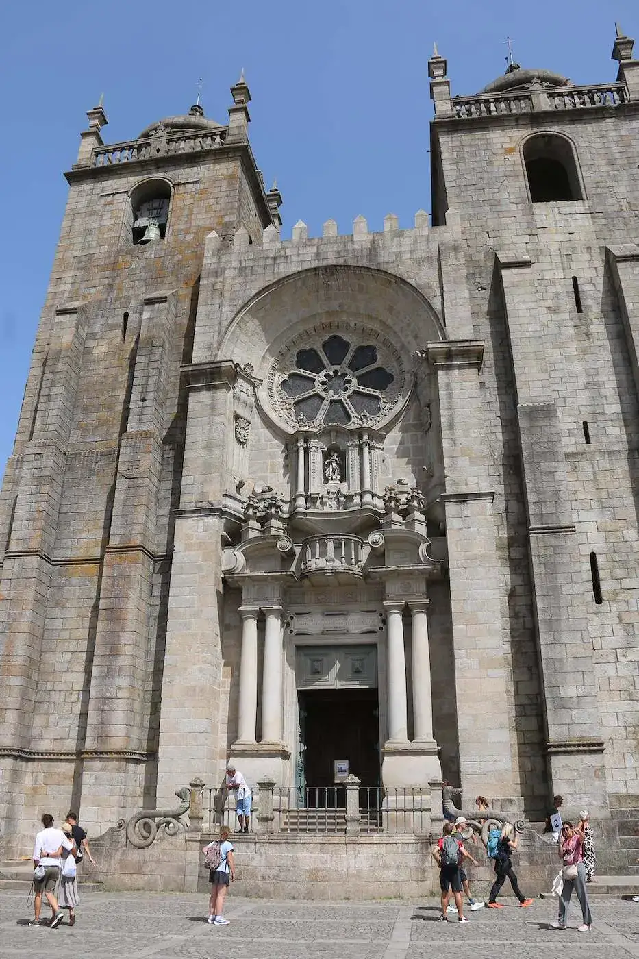Fachada de la Catedral de Oporto con su rosetón