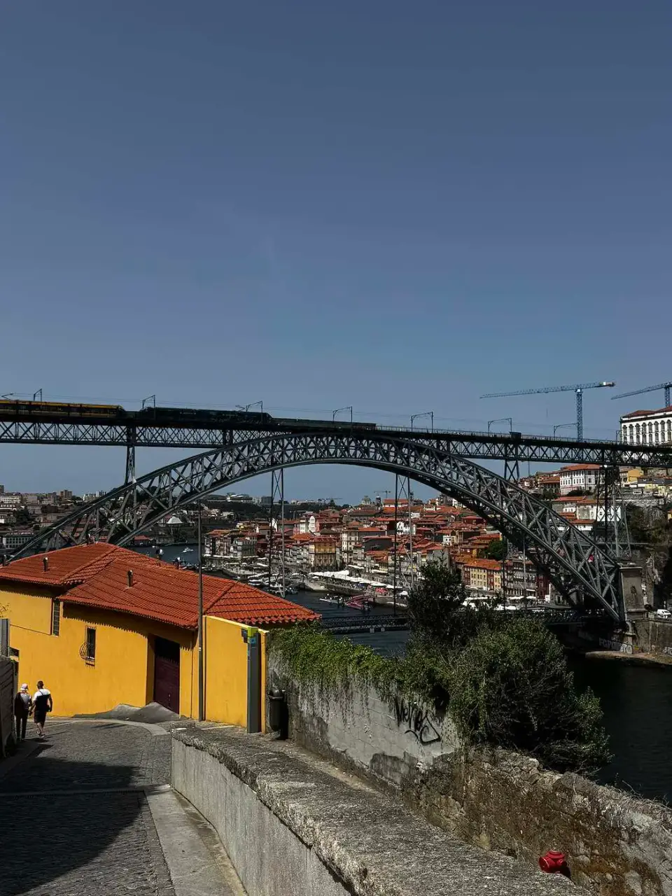 El puente Don Luis I y casas de colores sobre el Duero