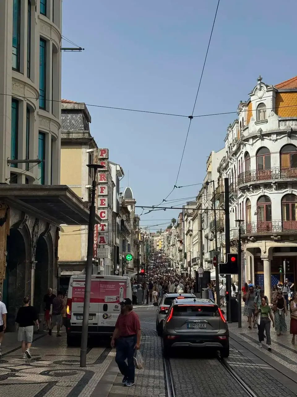 Calle del centro de Oporto con rieles de tranvía