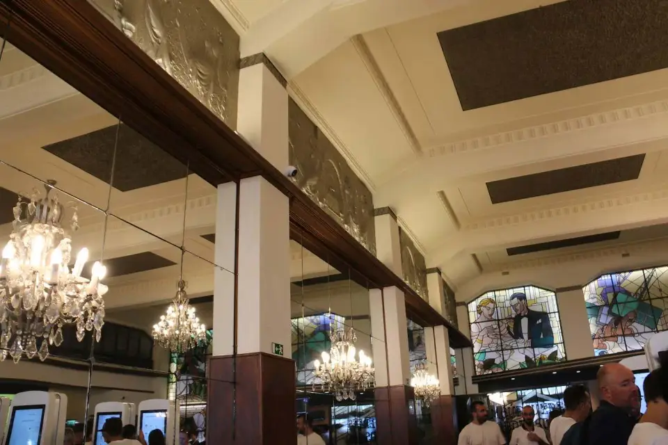 Interior de un café clásico de Oporto con lámparas de araña