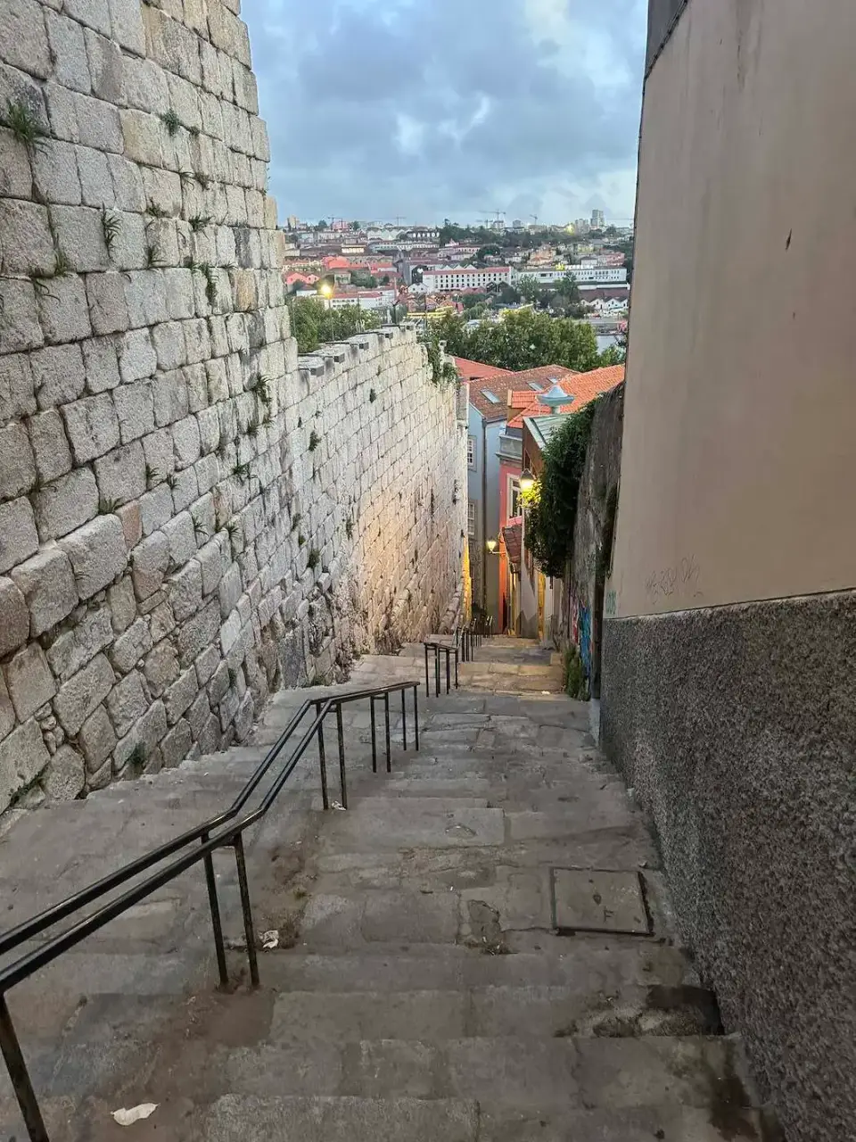 Callejón con escaleras de piedra y vista sobre Oporto