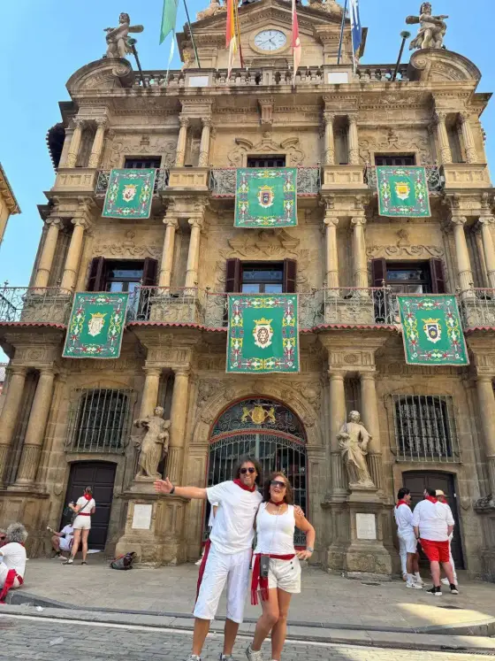 Jorge y Paola de blanco y rojo frente al Ayuntamiento de Pamplona