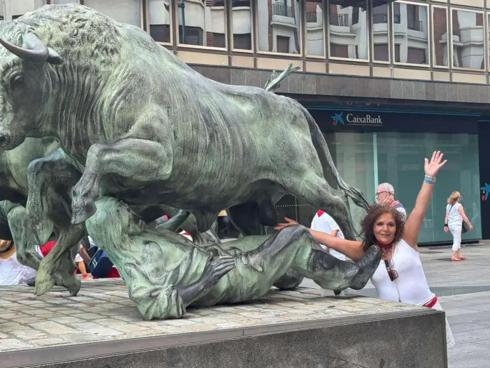 Paola junto al monumento al encierro