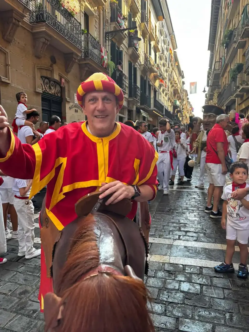 Personaje de la comparsa sobre un caballito en el casco antiguo