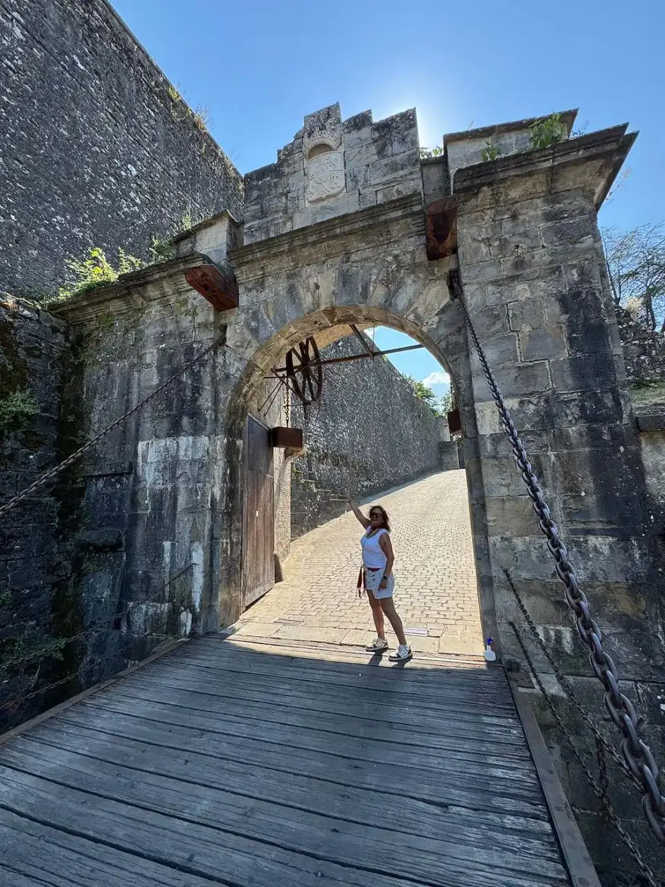 Portal de piedra con puente levadizo en las murallas de Pamplona
