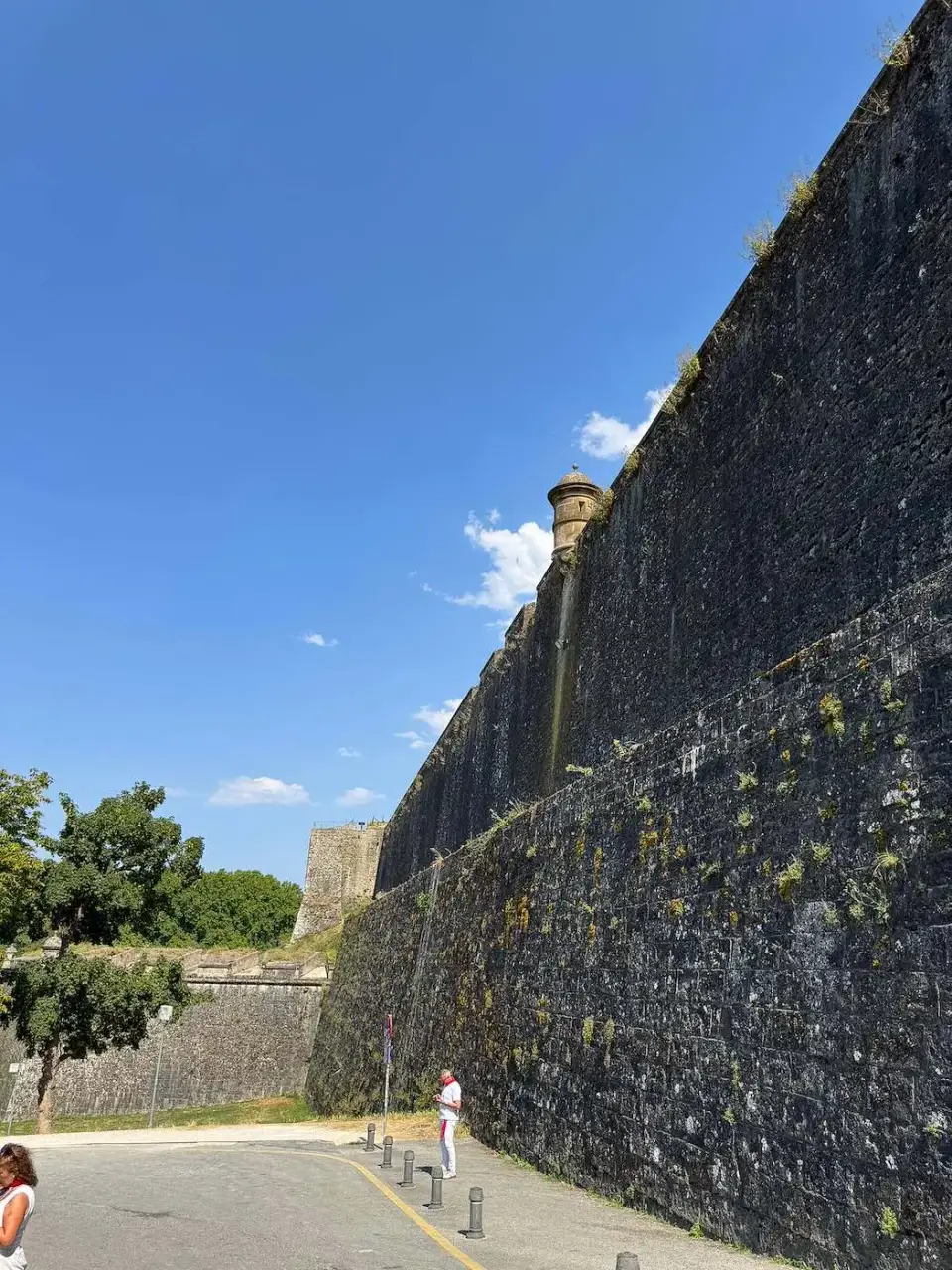 Las murallas de Pamplona bajo un cielo despejado