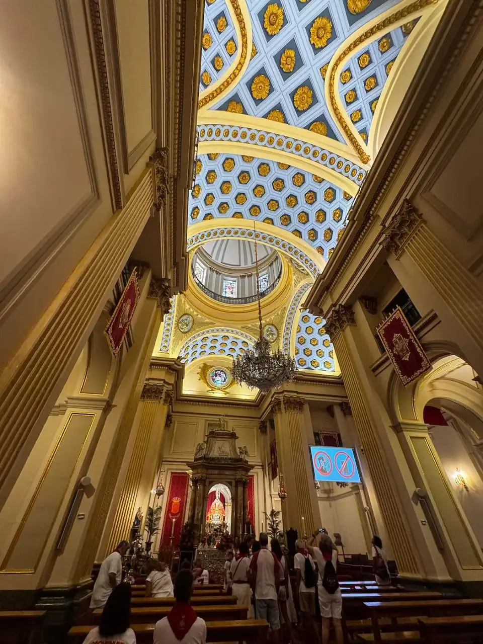 Interior de una iglesia de Pamplona con cúpula decorada