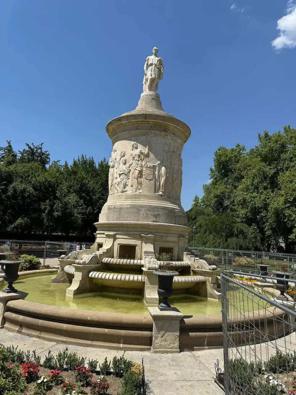 Fuente monumental con estatua en un parque de Pamplona