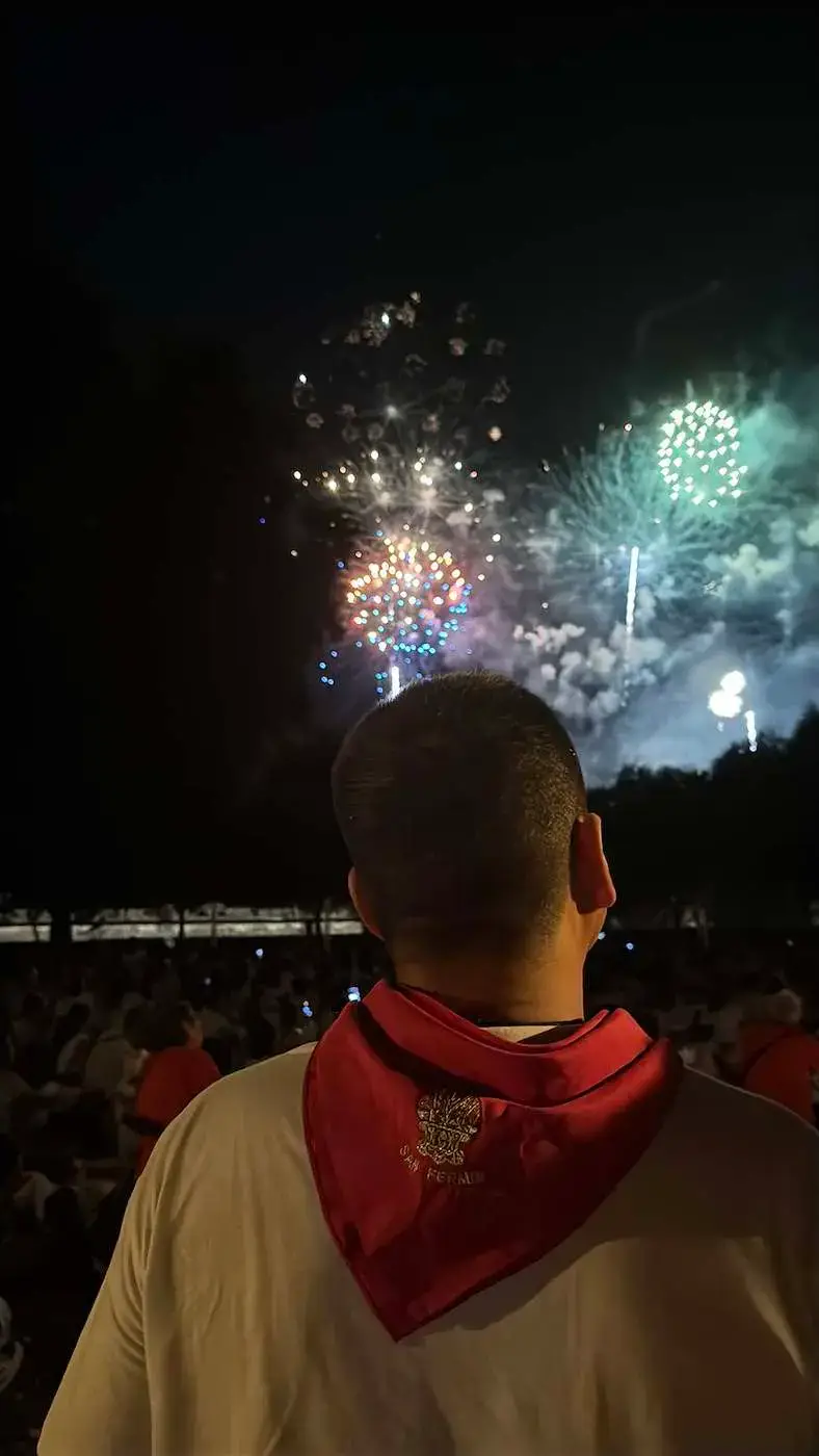 Fuegos artificiales sobre Pamplona durante los Sanfermines