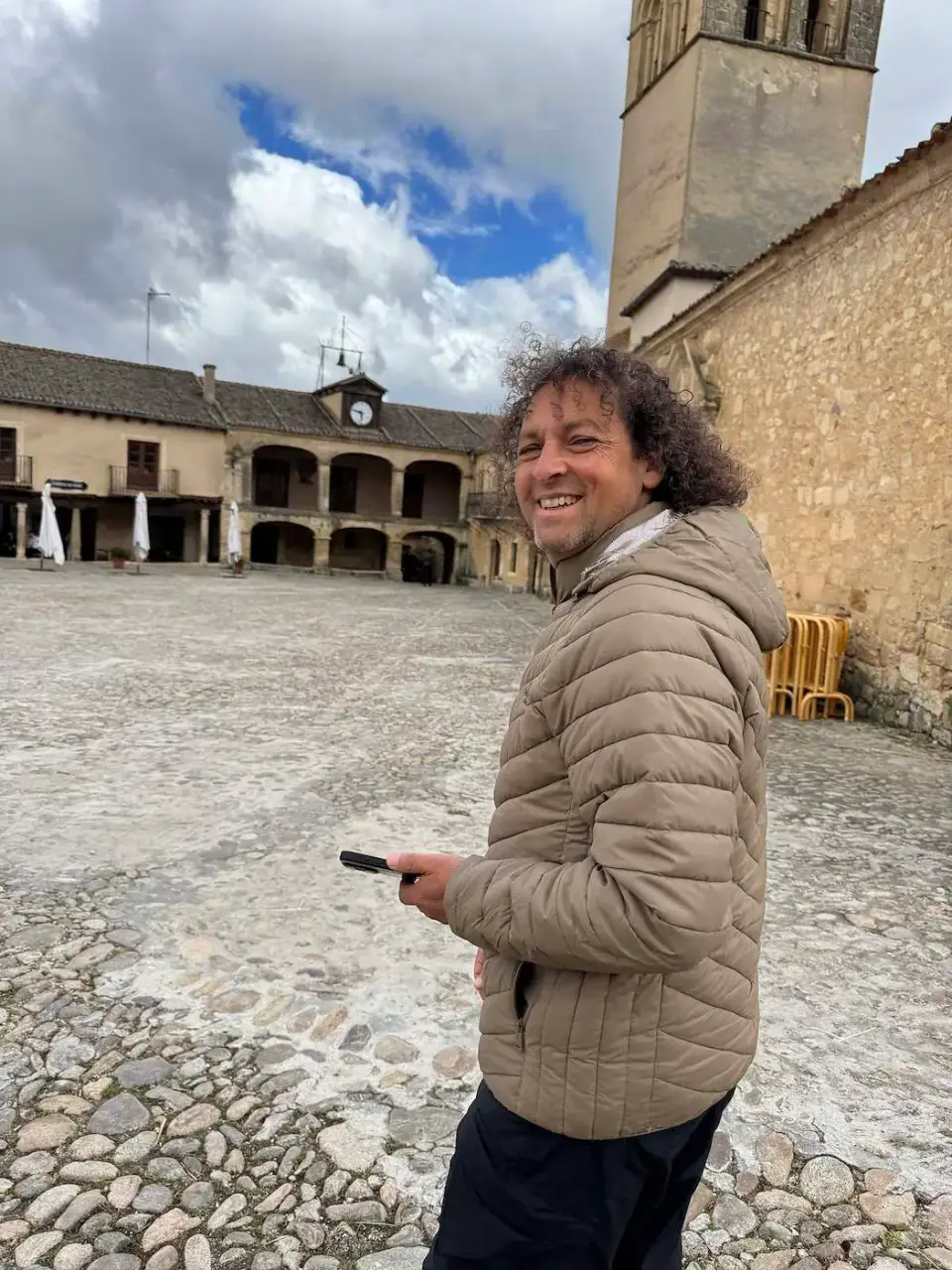 Jorge sonriendo en la plaza mayor de Pedraza