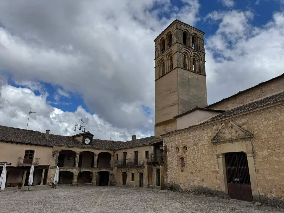 La plaza mayor de Pedraza con su campanario y soportales